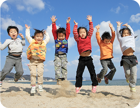 ジャンプする子供たち