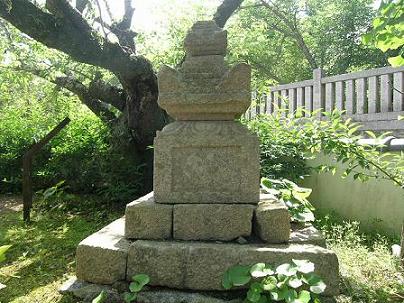 延長寺の石造宝篋印塔の画像