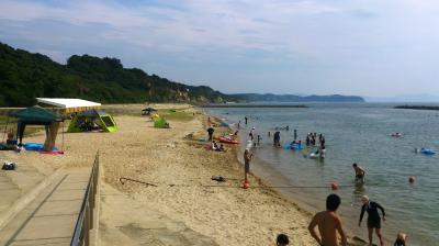 新都志海水浴場の砂浜に海水浴客がいる画像