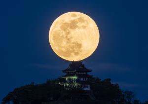 満月とお城