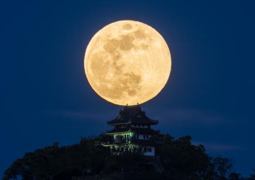 満月とお城